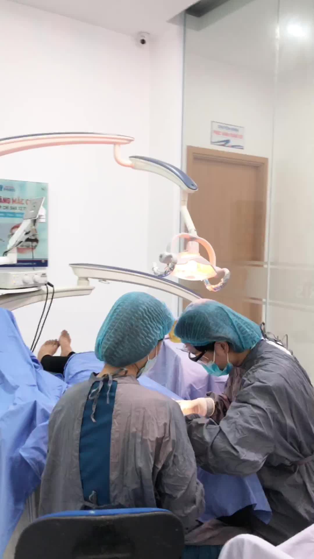 Quá trình phẫu thuật cấy ghép IMPlANT 1 trụ Strauman sứ tại Nha khoa Paris - Chi Nhánh Nghệ An